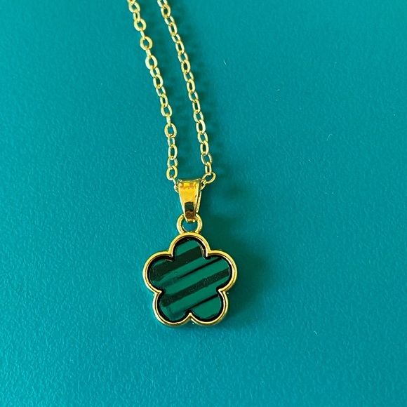 NWOT Dainty Dark Green Flower Charm Necklace - Picture 4 of 5